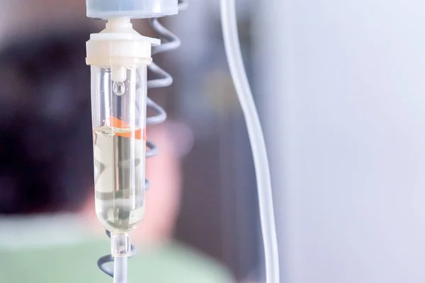 Hasta ve infüzyon pompa hastane, Doktor kavramının hastalığının tedavisi için tuzlu çözüm damla kapatın.