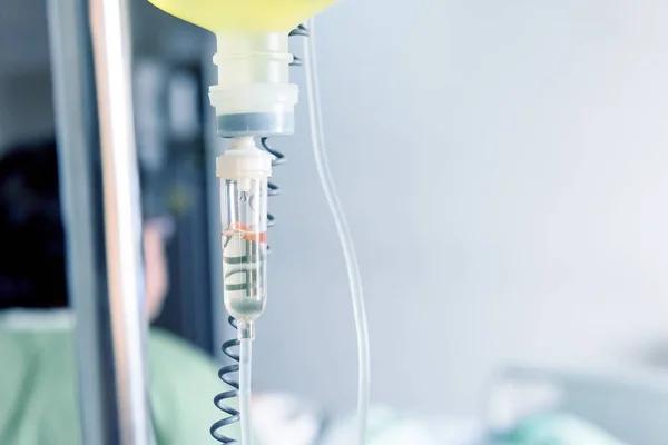 Roztwór soli fizjologicznej kroplówki dla pacjenta i infuzji pompy w szpitalu, leczenia choroby lekarz pojęcia z bliska. — Zdjęcie stockowe