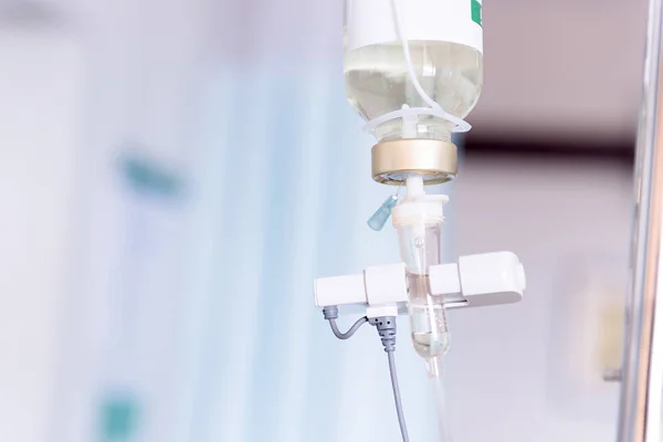 Close up saline solution drip for patient and infusion pump in hospital, Treatment of the disease of the doctor concept. — Stock Photo, Image