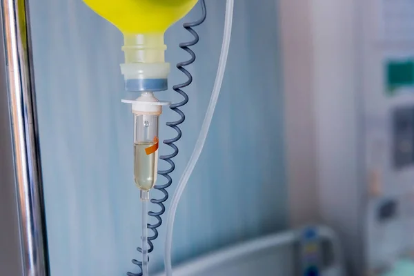 Detailní záběr odkapávací solný roztok pro pacienta a infuzní pumpy v nemocnici, léčbu nemoci doktor koncepce. — Stock fotografie