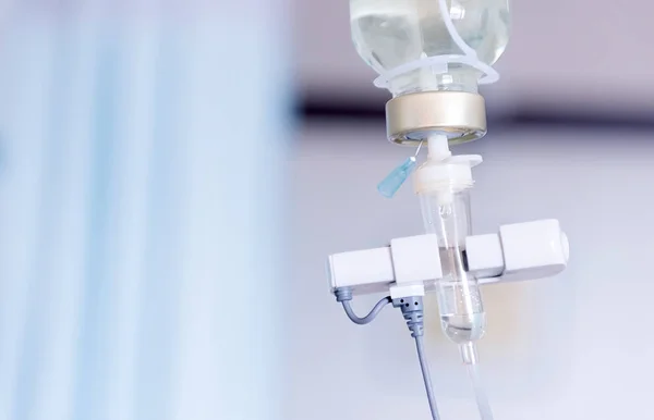 Close up saline solution drip for patient and infusion pump in hospital, Treatment of the disease of the doctor concept. — Stock Photo, Image