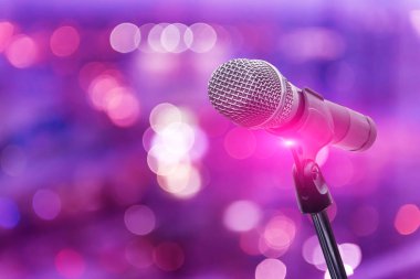 mikrofon konser salonu, Restoran veya konferans odasında arka plan bulanık.