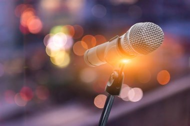 mikrofon konser salonu, Restoran veya konferans odasında arka plan bulanık.