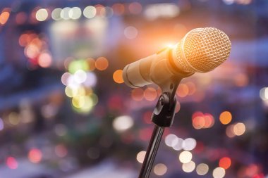 mikrofon konser salonu, Restoran veya konferans odasında arka plan bulanık.