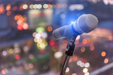 mikrofon konser salonu, Restoran veya konferans odasında arka plan bulanık.