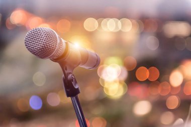 mikrofon konser salonu, Restoran veya konferans odasında arka plan bulanık.