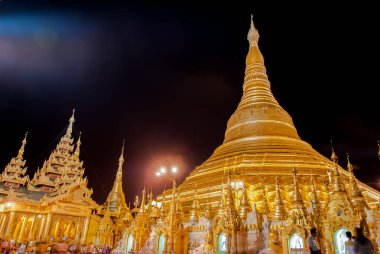 Yangon, Myanmar. Eylül 9, 2017. Myanmer ünlü kutsal yer ve turistik cazibe simgesel yapısı olan Shwedagon Selami pagoda akşam aydınlatılmış.