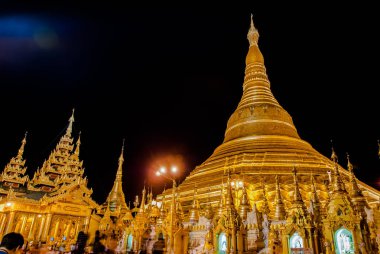 Yangon, Myanmar. Eylül 9, 2017. Myanmer ünlü kutsal yer ve turistik cazibe simgesel yapısı olan Shwedagon Selami pagoda akşam aydınlatılmış.