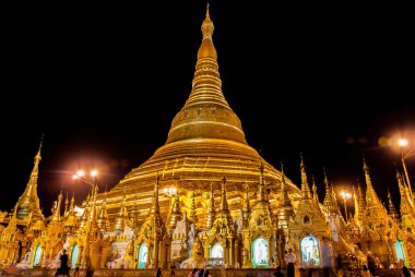 Yangon, Myanmar. Eylül 9, 2017. Myanmer ünlü kutsal yer ve turistik cazibe simgesel yapısı olan Shwedagon Selami pagoda akşam aydınlatılmış.