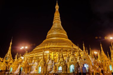 Yangon, Myanmar. Eylül 9, 2017. Myanmer ünlü kutsal yer ve turistik cazibe simgesel yapısı olan Shwedagon Selami pagoda akşam aydınlatılmış.