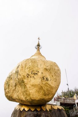 Kyaikhtiyo, Myanmar 8 Eylül, 2017: Kyaiktiyo pagoda, Myanmar altın rock.