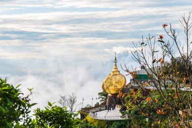 Kyaikhtiyo, Myanmar 8 Eylül, 2017: Kyaiktiyo pagoda, Myanmar altın rock.