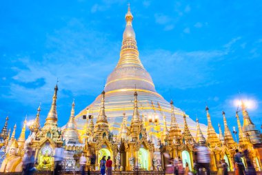 Yangon, Myanmar. 9 Eylül 2017. Myanmer ünlü kutsal yer ve turistik cazibe simgesel yapısı olan Shwedagon Selami pagoda akşam aydınlatılmış.