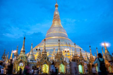 Yangon, Myanmar. 9 Eylül 2017. Myanmer ünlü kutsal yer ve turistik cazibe simgesel yapısı olan Shwedagon Selami pagoda akşam aydınlatılmış.