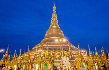Yangon, Myanmar. 9 Eylül 2017. Myanmer ünlü kutsal yer ve turistik cazibe simgesel yapısı olan Shwedagon Selami pagoda akşam aydınlatılmış.