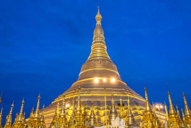 Yangon, Myanmar. 9 Eylül 2017. Myanmer ünlü kutsal yer ve turistik cazibe simgesel yapısı olan Shwedagon Selami pagoda akşam aydınlatılmış.