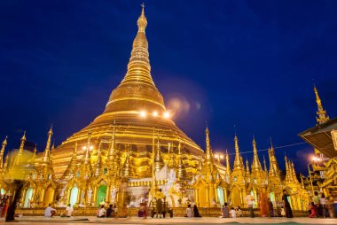 Yangon, Myanmar. 9 Eylül 2017. Myanmer ünlü kutsal yer ve turistik cazibe simgesel yapısı olan Shwedagon Selami pagoda akşam aydınlatılmış.