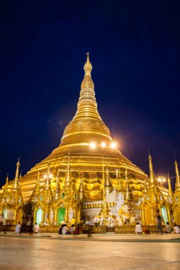 Yangon, Myanmar. 9 Eylül 2017. Myanmer ünlü kutsal yer ve turistik cazibe simgesel yapısı olan Shwedagon Selami pagoda akşam aydınlatılmış.