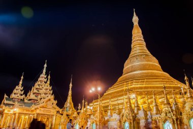 Yangon, Myanmar. 9 Eylül 2017. Myanmer ünlü kutsal yer ve turistik cazibe simgesel yapısı olan Shwedagon Selami pagoda akşam aydınlatılmış.