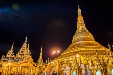 Yangon, Myanmar. 9 Eylül 2017. Myanmer ünlü kutsal yer ve turistik cazibe simgesel yapısı olan Shwedagon Selami pagoda akşam aydınlatılmış.
