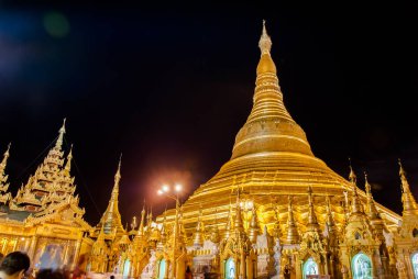 Yangon, Myanmar. 9 Eylül 2017. Myanmer ünlü kutsal yer ve turistik cazibe simgesel yapısı olan Shwedagon Selami pagoda akşam aydınlatılmış.