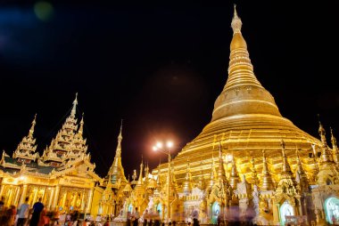 Yangon, Myanmar. 9 Eylül 2017. Myanmer ünlü kutsal yer ve turistik cazibe simgesel yapısı olan Shwedagon Selami pagoda akşam aydınlatılmış.