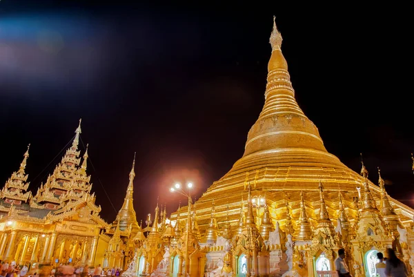 Yangon, Myanmar. Eylül 9, 2017. Myanmer ünlü kutsal yer ve turistik cazibe simgesel yapısı olan Shwedagon Selami pagoda akşam aydınlatılmış.