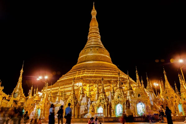 Yangon, Myanmar. Eylül 9, 2017. Myanmer ünlü kutsal yer ve turistik cazibe simgesel yapısı olan Shwedagon Selami pagoda akşam aydınlatılmış.