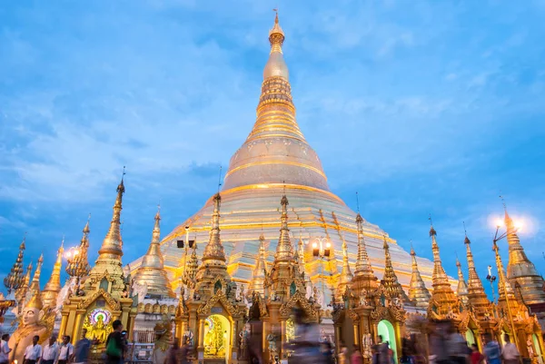 Yangon, Myanmar. 9 Eylül 2017. Myanmer ünlü kutsal yer ve turistik cazibe simgesel yapısı olan Shwedagon Selami pagoda akşam aydınlatılmış.