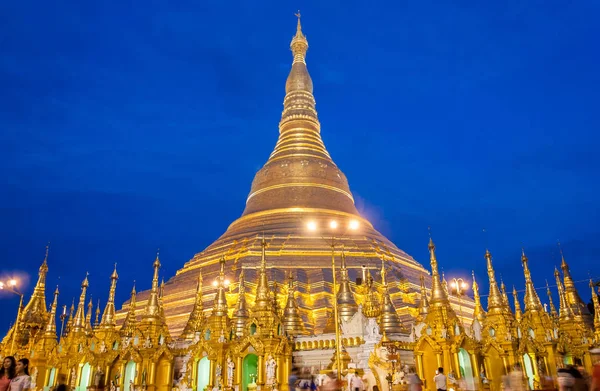 Yangon, Myanmar. 9 Eylül 2017. Myanmer ünlü kutsal yer ve turistik cazibe simgesel yapısı olan Shwedagon Selami pagoda akşam aydınlatılmış.