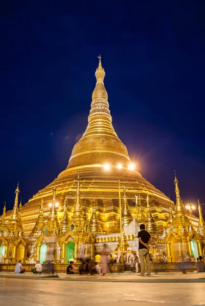 Yangon, Myanmar. 9 Eylül 2017. Myanmer ünlü kutsal yer ve turistik cazibe simgesel yapısı olan Shwedagon Selami pagoda akşam aydınlatılmış.