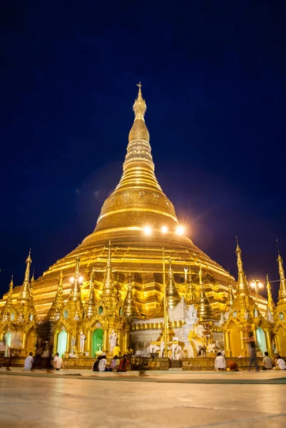 Yangon, Myanmar. 9 Eylül 2017. Myanmer ünlü kutsal yer ve turistik cazibe simgesel yapısı olan Shwedagon Selami pagoda akşam aydınlatılmış.