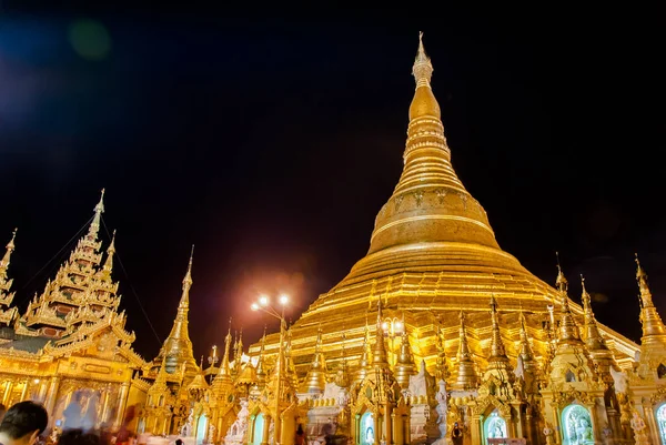 Yangon, Myanmar. 9 Eylül 2017. Myanmer ünlü kutsal yer ve turistik cazibe simgesel yapısı olan Shwedagon Selami pagoda akşam aydınlatılmış.