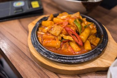 Pirinç keki veya Dak galbi Kore yemeği dayalı gochujang soslu tatlı patates, lahana ile doğranmış tavuk Marine Kızartma heyecan tarafından yapılan popüler Kore yemeğidir.