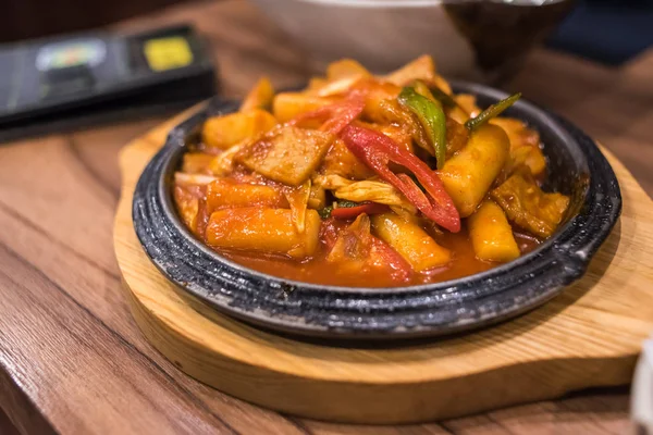 La torta de arroz o la comida coreana Dak galbi es un plato popular coreano hecho al freír pollo picado marinado en una salsa a base de gochujang con batatas, col. . — Foto de Stock