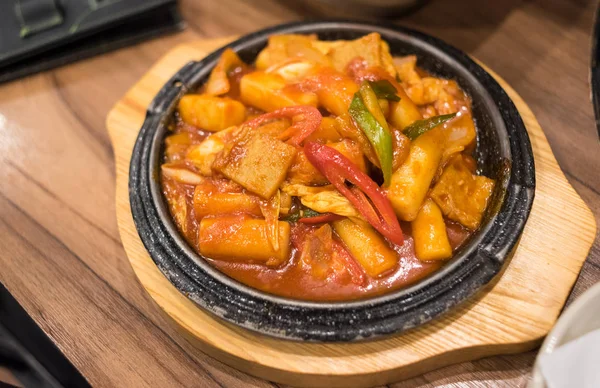 Pirinç keki veya Dak galbi Kore yemeği dayalı gochujang soslu tatlı patates, lahana ile doğranmış tavuk Marine Kızartma heyecan tarafından yapılan popüler Kore yemeğidir.