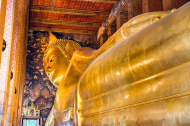 Buda altın heykelini yüz uzanmış. Wat Pho Bangkok, Tayland.