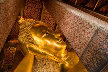 Buda altın heykelini yüz uzanmış. Wat Pho Bangkok, Tayland.