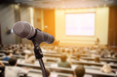 Bulanık iş adamları forumunda mikrofon Konferans Toplantısı Eğitim Koçluğu Konsepti, bulanık arkaplan