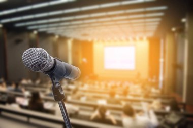 Bulanık iş adamları forumunda mikrofon Konferans Toplantısı Eğitim Koçluğu Konsepti, bulanık arkaplan