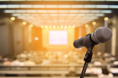 Bulanık iş adamları forumunda mikrofon Konferans Toplantısı Eğitim Koçluğu Konsepti, bulanık arkaplan