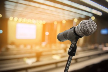 Bulanık iş adamları forumunda mikrofon Konferans Toplantısı Eğitim Koçluğu Konsepti, bulanık arkaplan