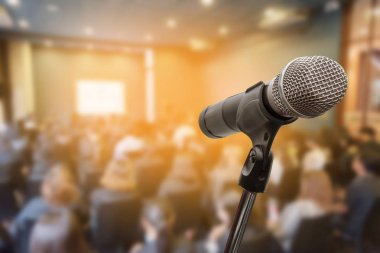 Bulanık iş adamları forumunda mikrofon Konferans Toplantısı Eğitim Koçluğu Konsepti, bulanık arkaplan