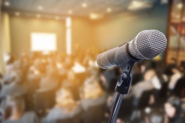 Bulanık iş adamları forumunda mikrofon Konferans Toplantısı Eğitim Koçluğu Konsepti, bulanık arkaplan