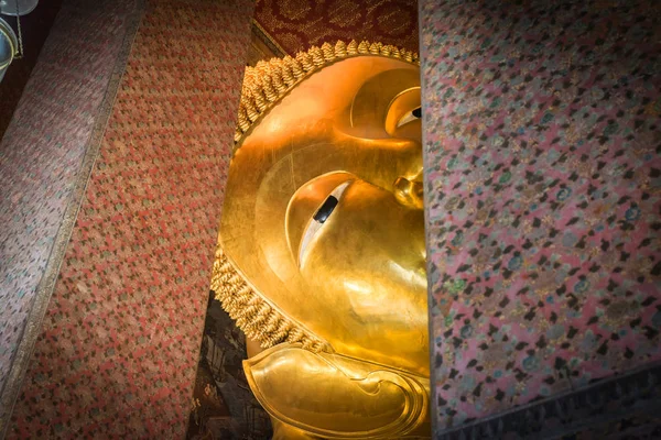 Liegende Buddha-Goldstatue Gesicht. wat pho in bangkok, Thailand. — Stockfoto