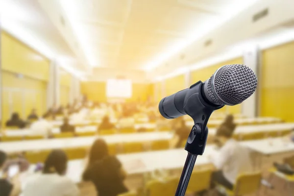 Micrófono sobre la borrosa gente de negocios foro Reunión Conferencia Formación Aprendizaje Coaching Concepto, fondo borroso — Foto de Stock