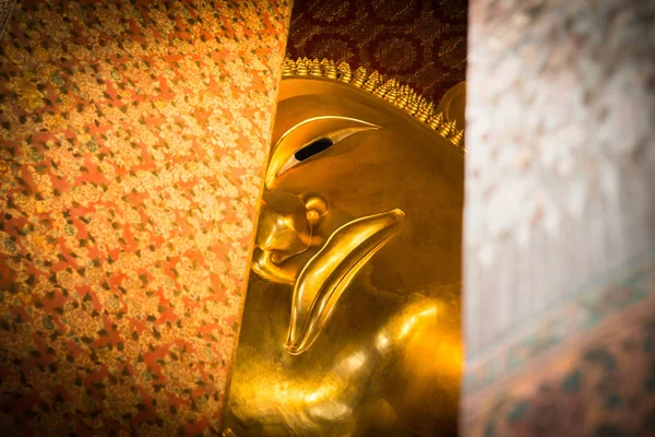 Reclining Buddha gold statue face. Wat Pho in Bangkok, Thailand. — Stock Photo, Image