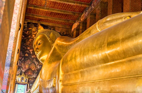 Buda altın heykelini yüz uzanmış. Wat Pho Bangkok, Tayland.