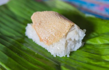 Muz Yaprak, Tay tatlı yapışkan pirinç ile yumurta muhallebi.