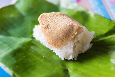 Muz Yaprak, Tay tatlı yapışkan pirinç ile yumurta muhallebi.